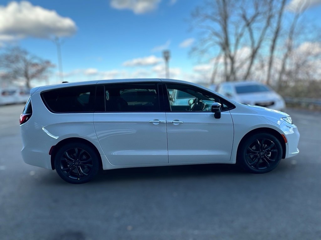New 2026 Chrysler Pacifica Select image 2