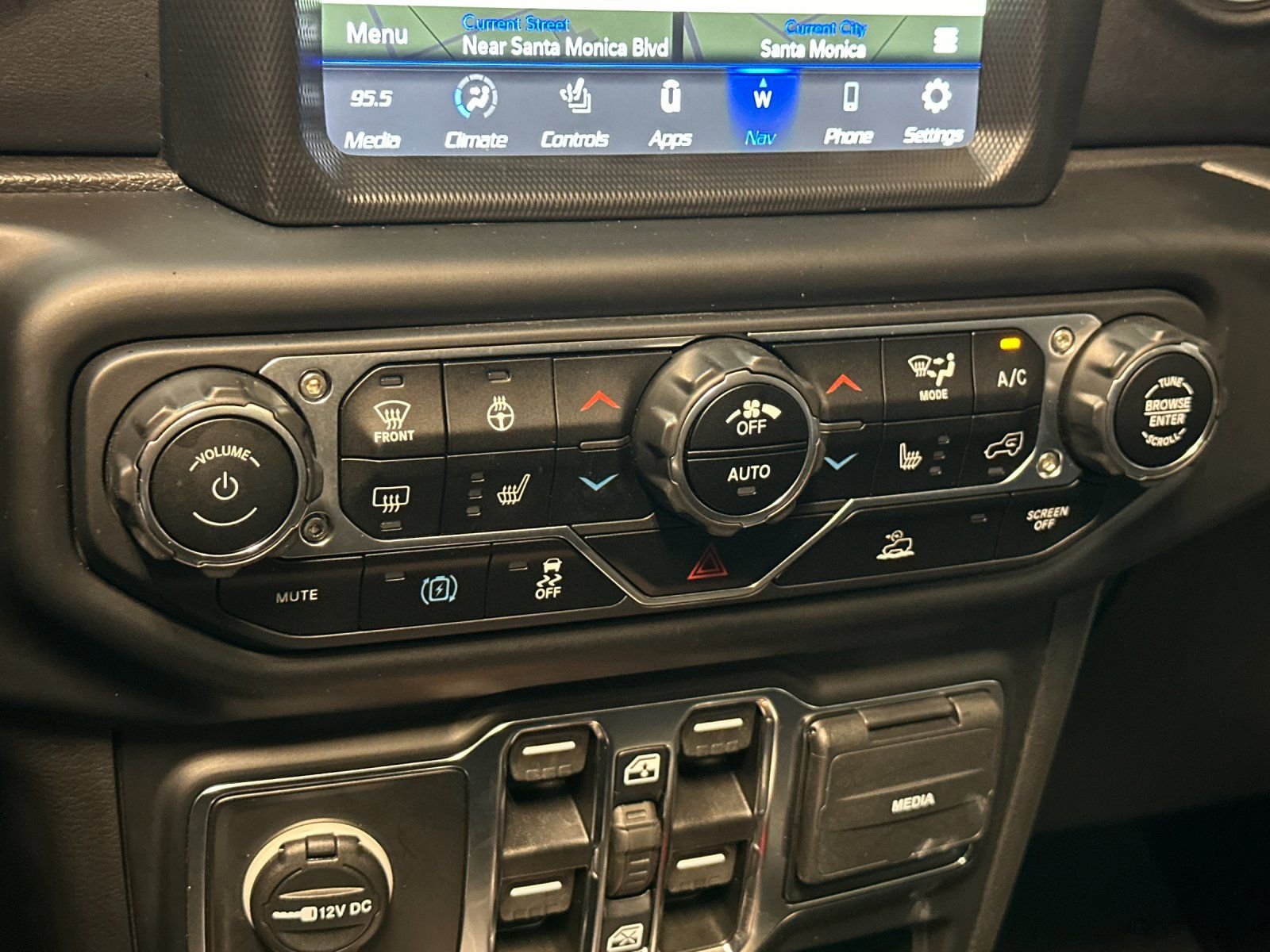 Used 2022 Jeep Wrangler Unlimited Sahara w/ Cold Weather Group image 20