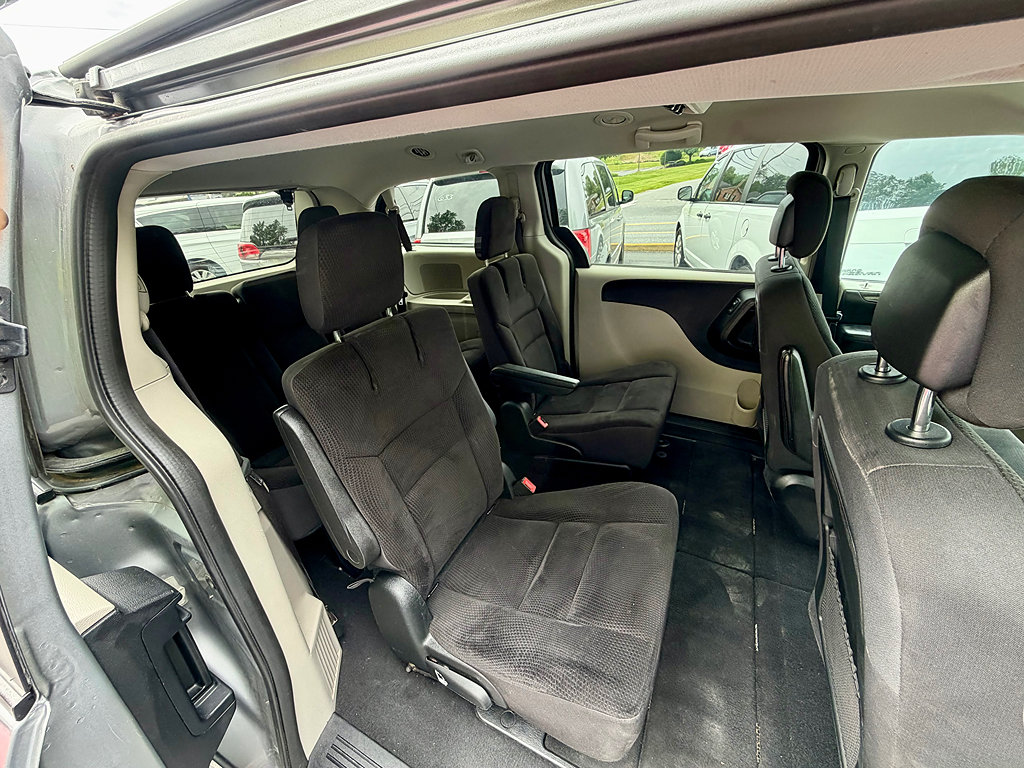 Used 2019 Dodge Grand Caravan SE w/ UConnect Hands-Free Group FWD image 12