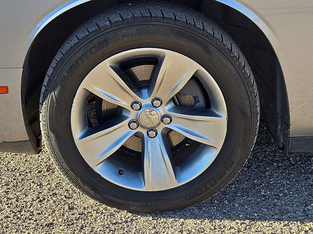 Used 2015 Dodge Challenger SXT image 12