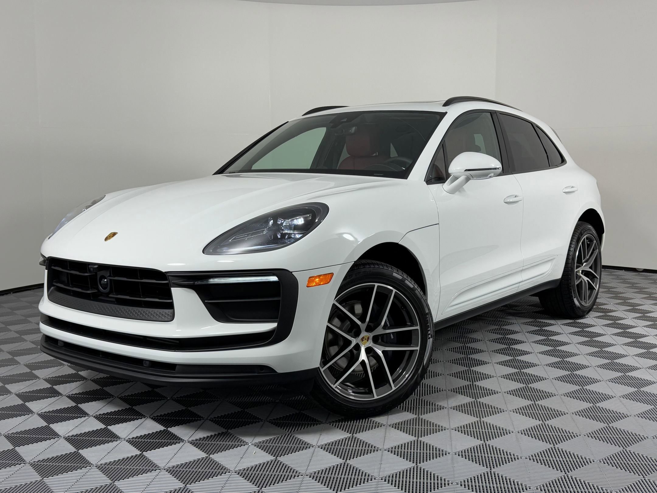 Certified 2026 Porsche Macan AWD/4WD image 1