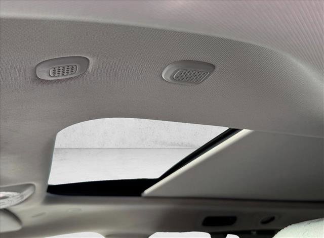 Used 2023 Chrysler Pacifica Limited w/ Uconnect Theater Family Group FWD image 11