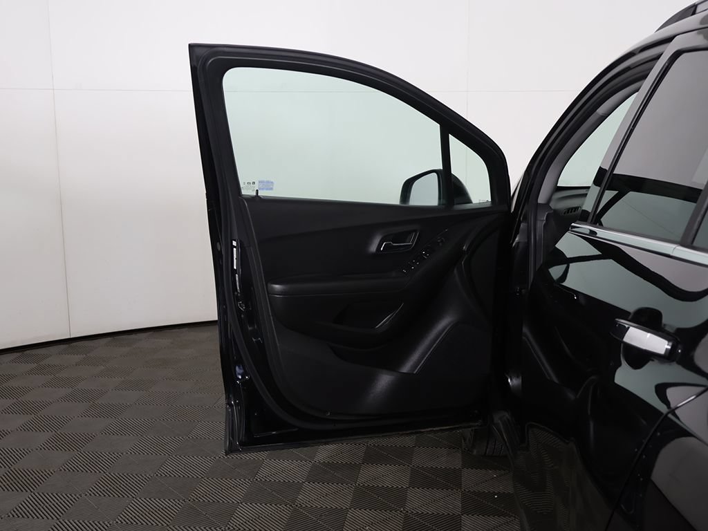 Used 2020 Chevrolet Trax LT w/ LT Convenience Package FWD image 15