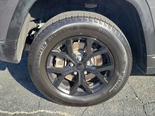 Certified 2024 Jeep Grand Cherokee L Laredo image 5