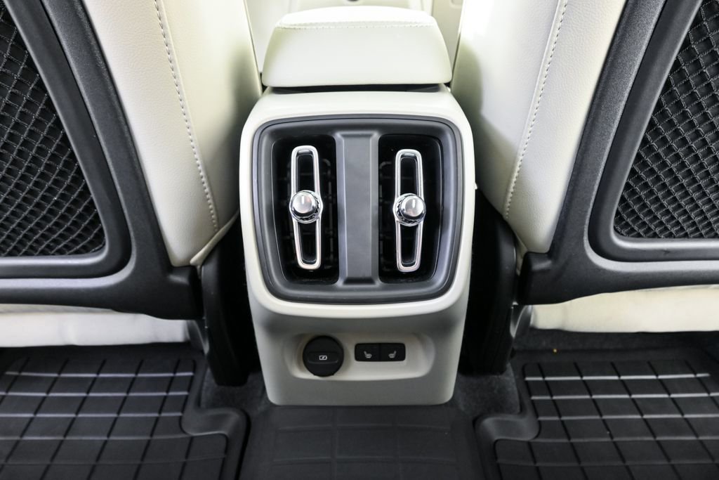 Certified 2024 Volvo XC40 B5 Plus w/ Protection Package Premier image 22