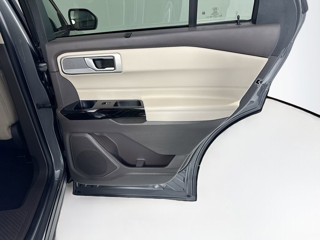 Used 2023 Ford Explorer Platinum image 29