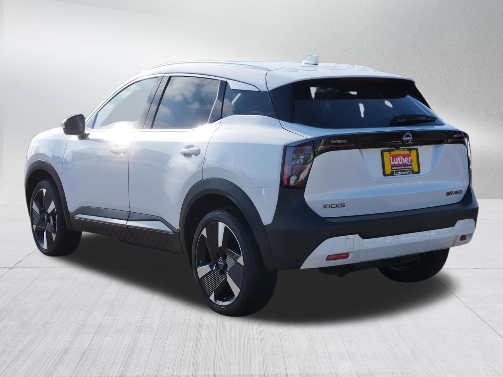 Used 2025 Nissan Kicks SR image 5