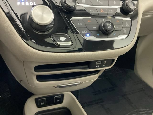 Used 2020 Chrysler Pacifica Limited FWD image 28