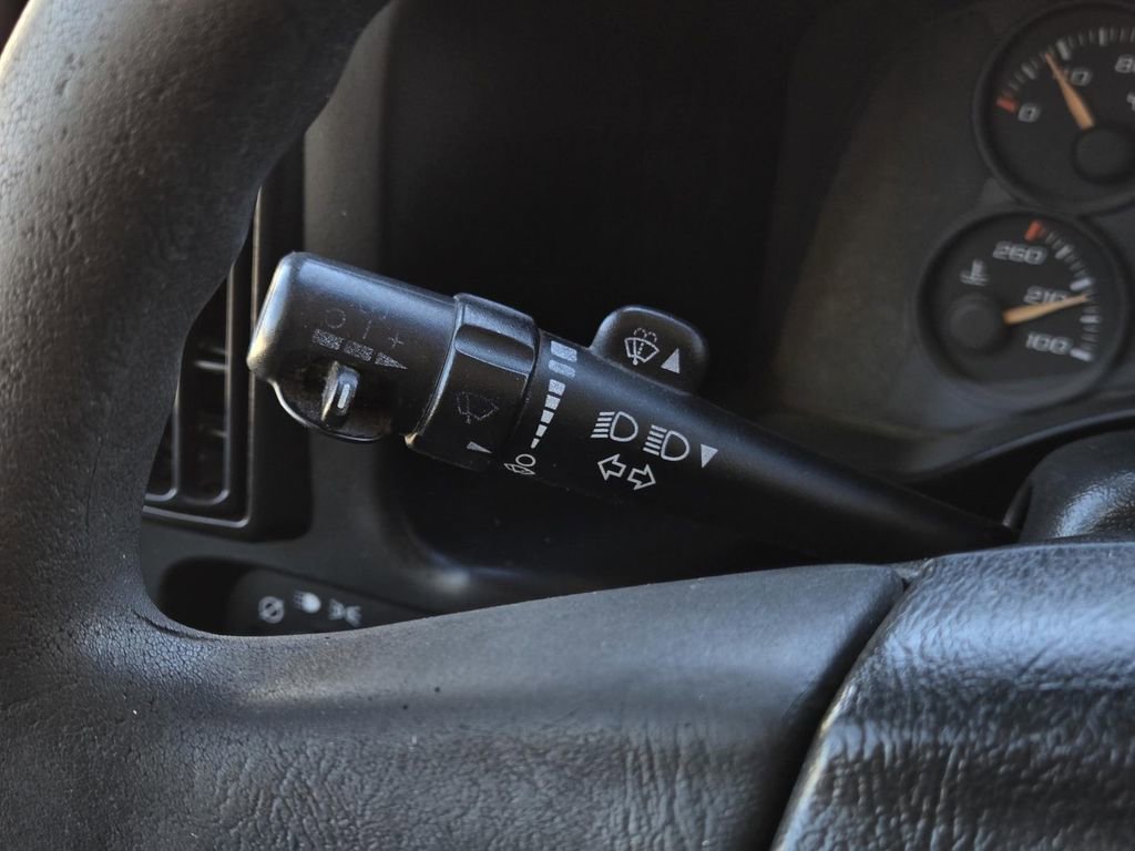 Used 2005 Chevrolet Express 3500 image 20