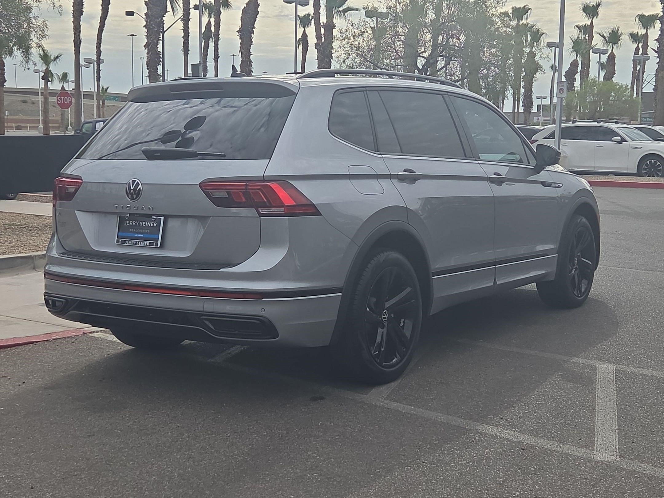 Used 2023 Volkswagen Tiguan SE R-Line FWD image 5