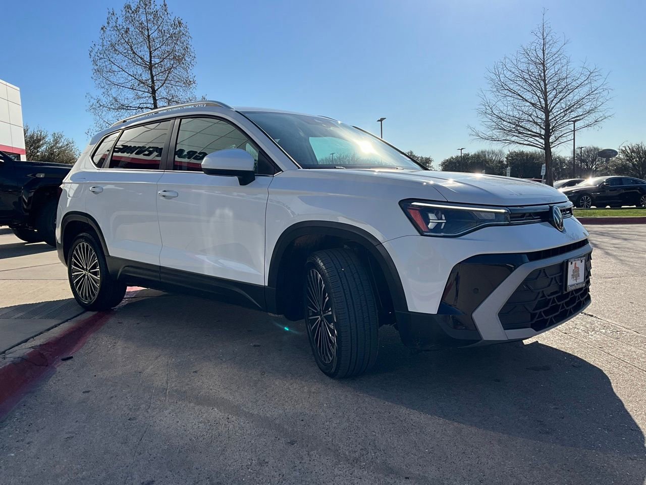 Used 2025 Volkswagen Taos SE image 4
