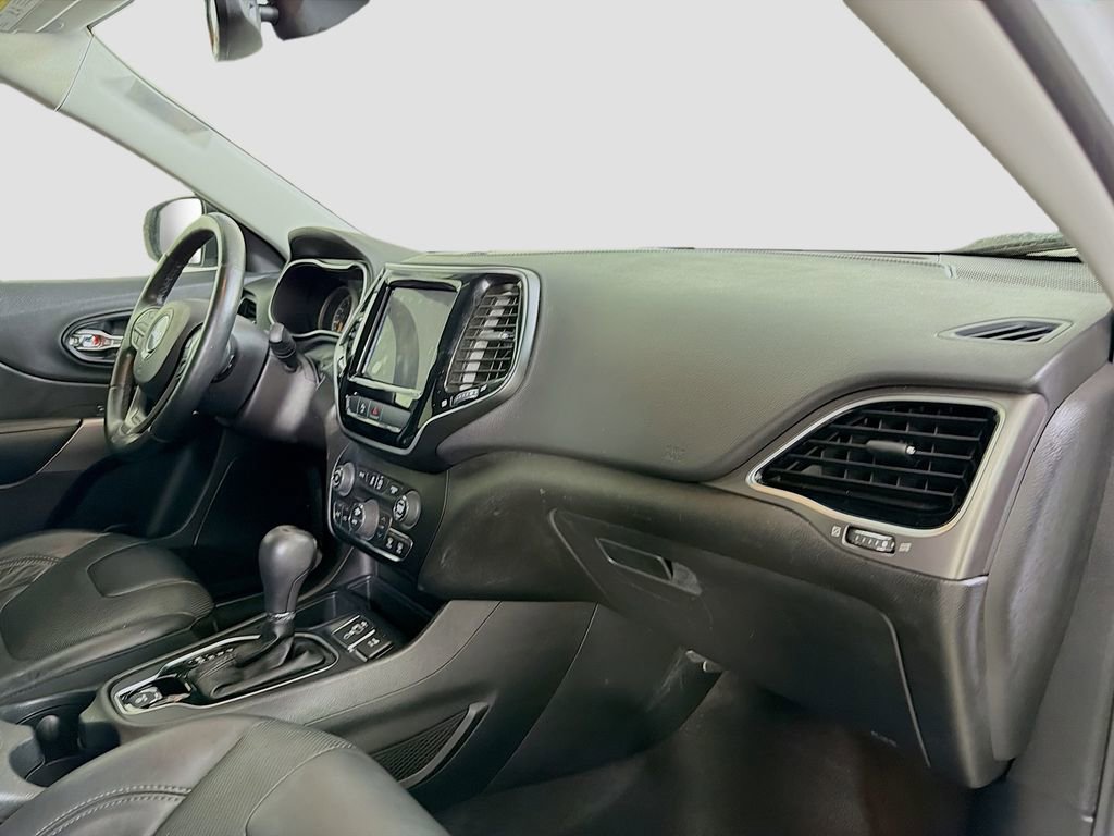 Used 2019 Jeep Cherokee Limited image 32