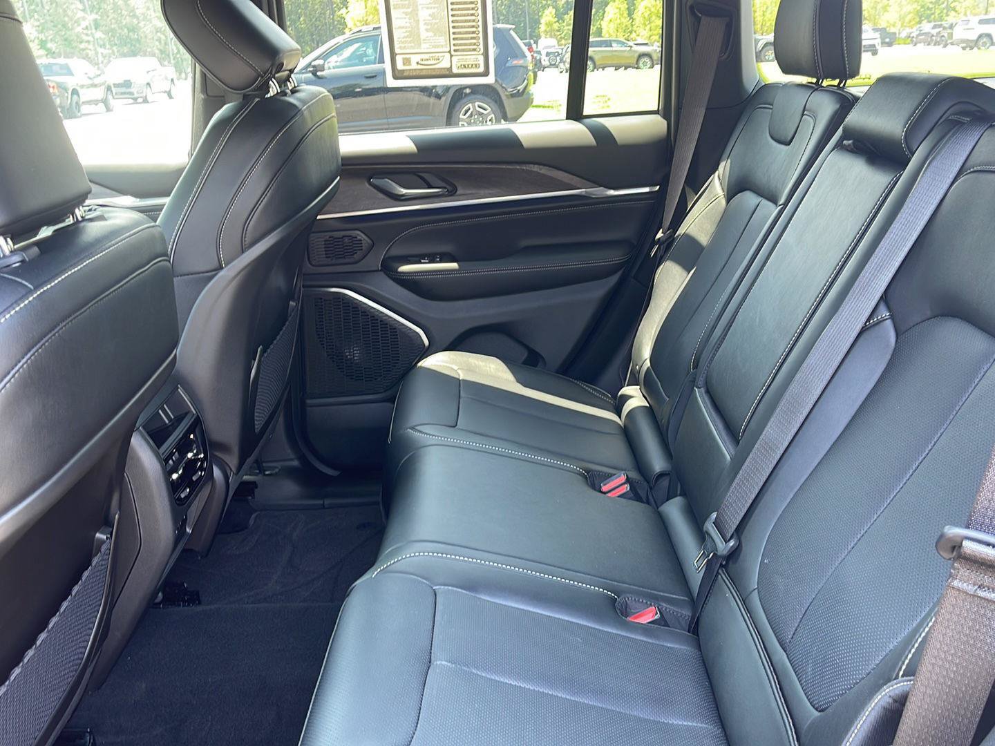 Used 2025 Jeep Grand Cherokee Overland AWD/4WD image 36