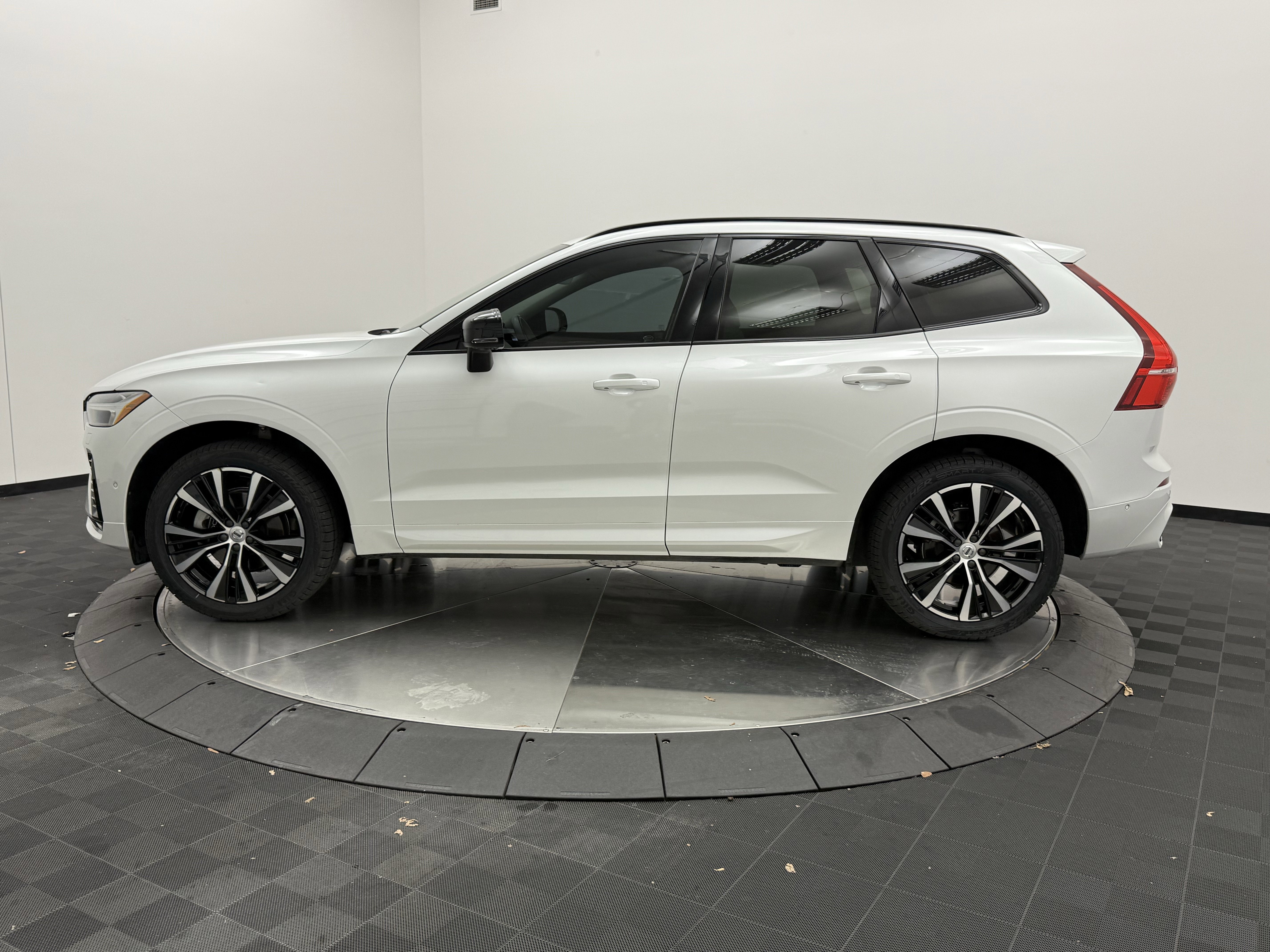 Certified 2023 Volvo XC60 B5 Plus w/ Climate Package image 4