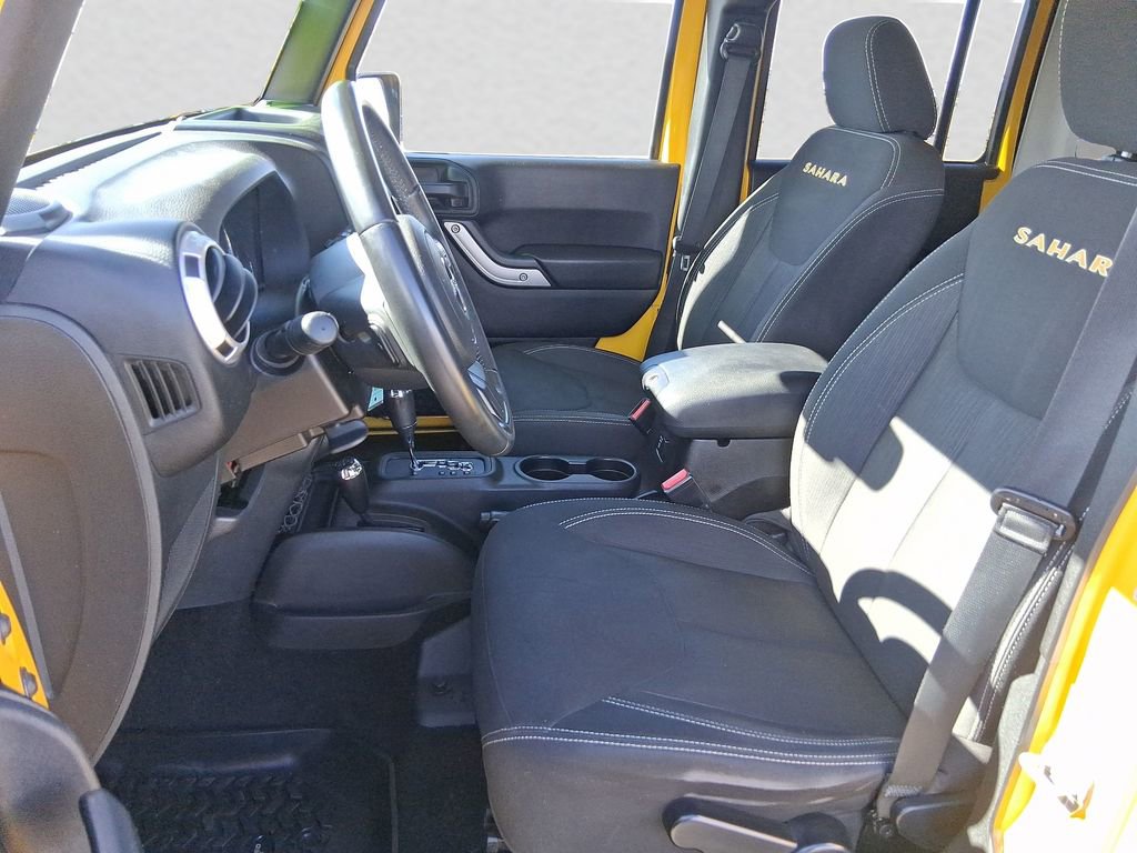 Used 2015 Jeep Wrangler Unlimited Sahara w/ Connectivity Group AWD/4WD image 9