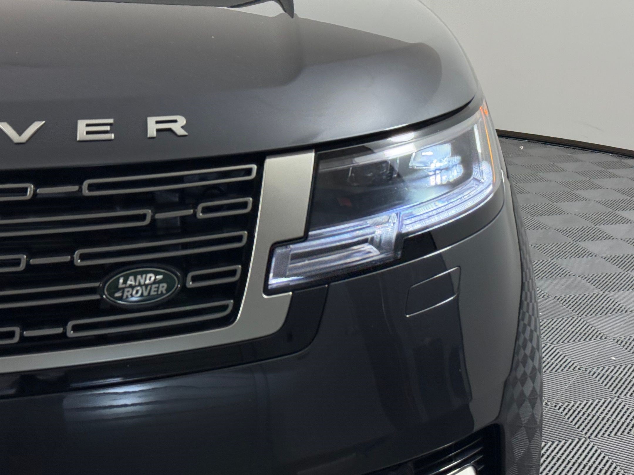 New 2026 Land Rover Range Rover Long Wheelbase SE AWD/4WD image 12