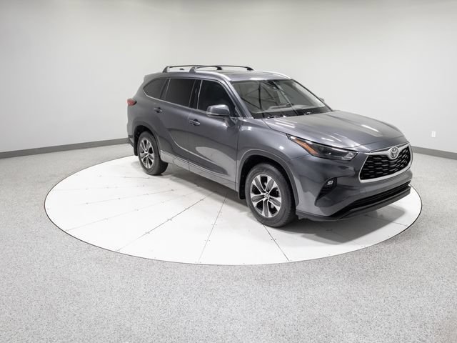Used 2022 Toyota Highlander XLE AWD/4WD image 33