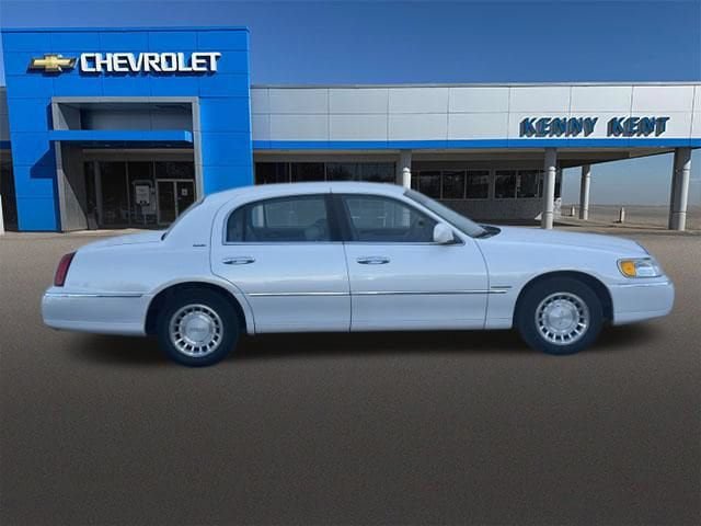 Used 2002 Lincoln Town Car Executive RWD image 2