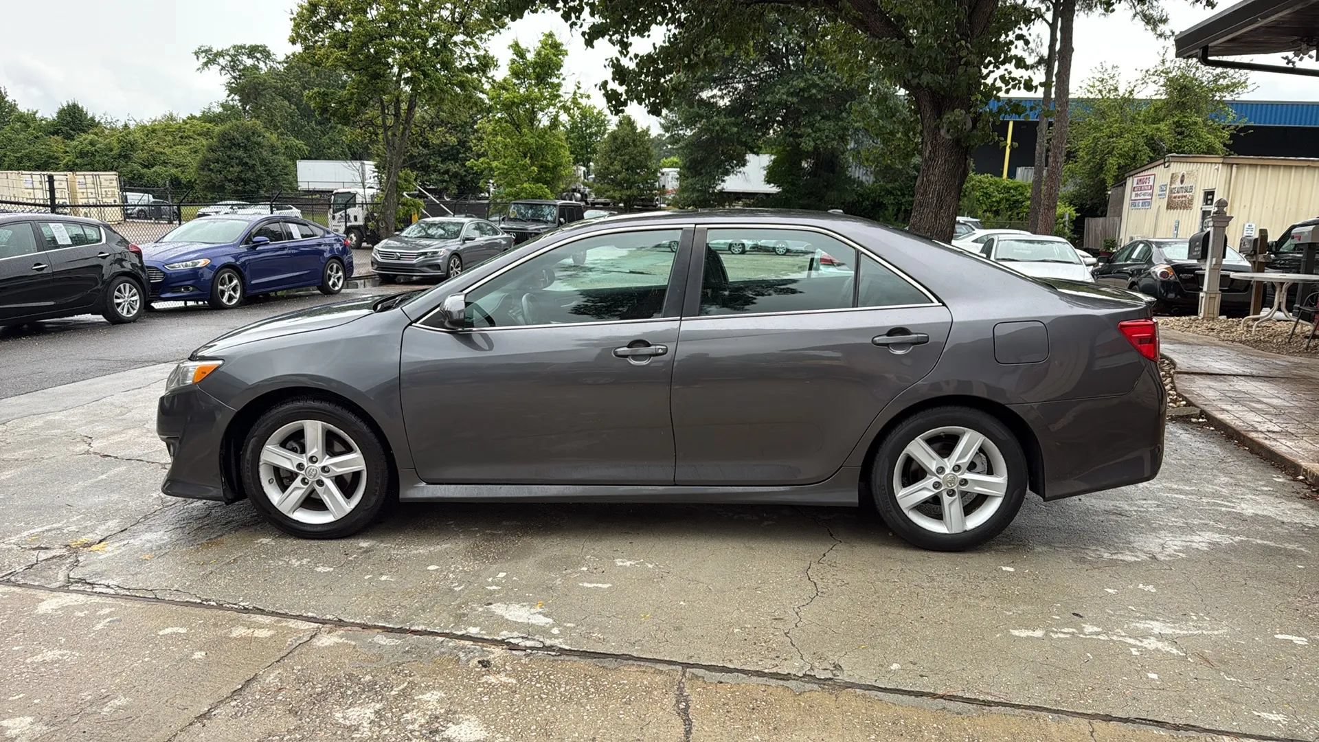 Used 2014 Toyota Camry SE w/ Moonroof Package FWD image 8