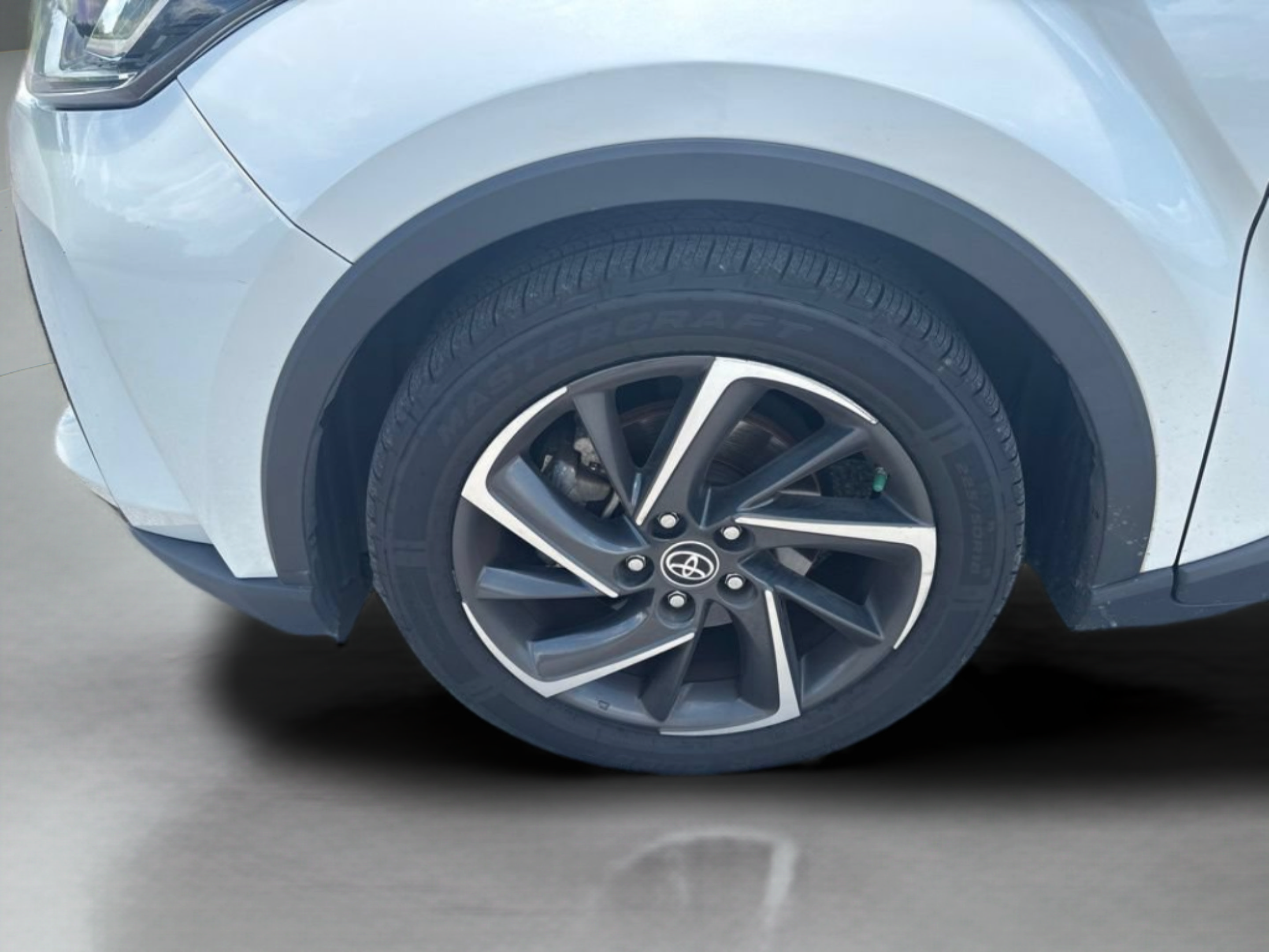 Used 2022 Toyota C-HR Limited FWD image 33