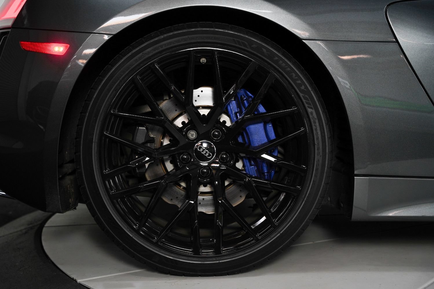 Used 2018 Audi R8 V10 w/ Premium Package RWD image 23