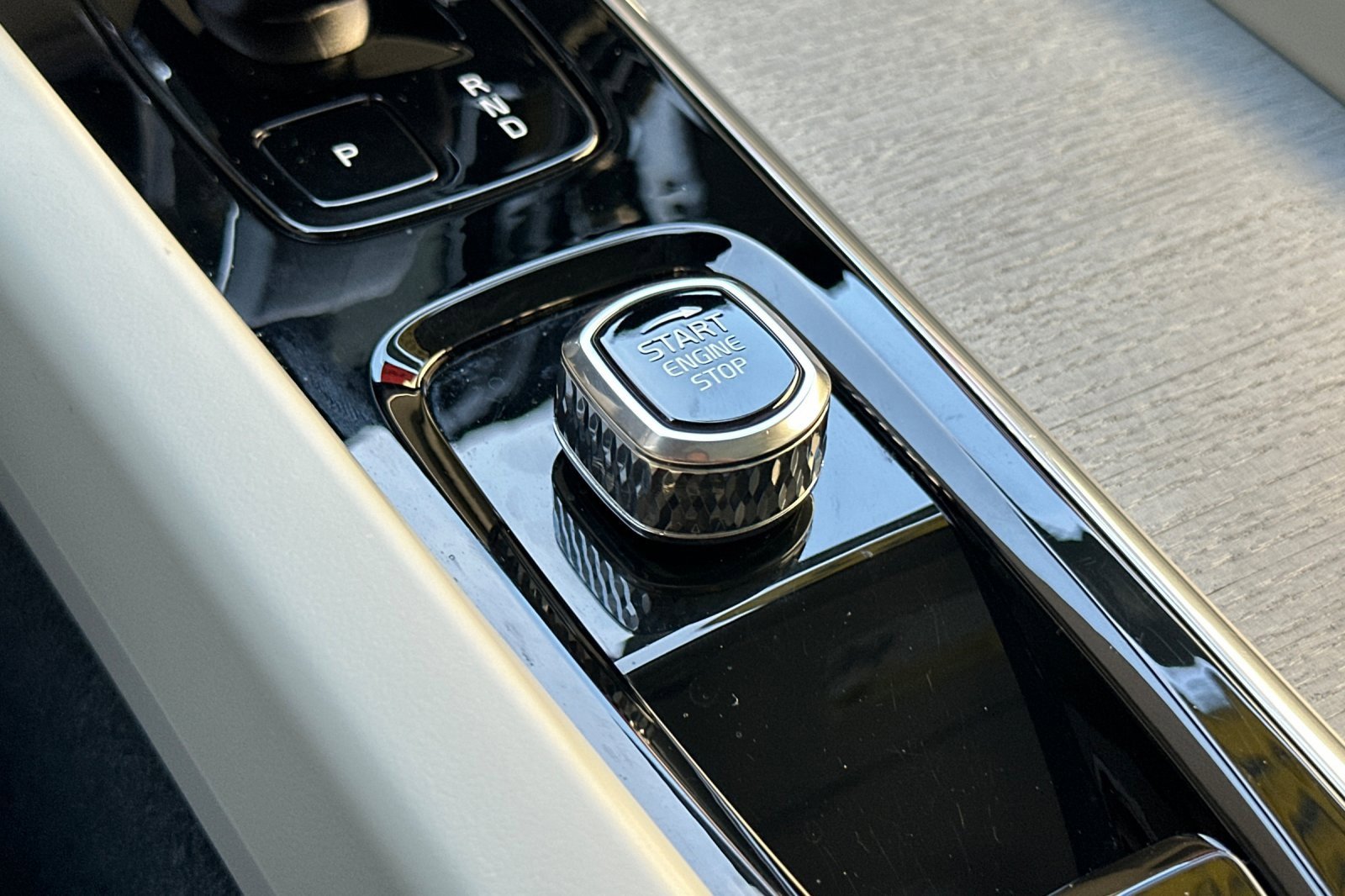 Certified 2025 Volvo XC60 T8 Plus w/ Protection Package Premier image 25