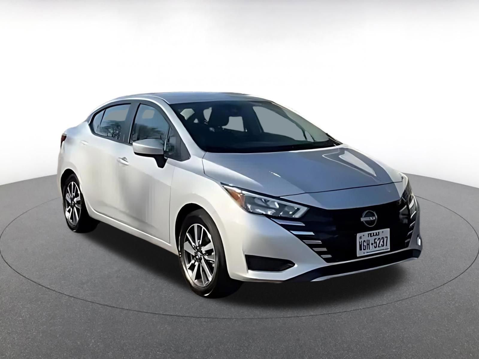 Used 2025 Nissan Versa SV image 3