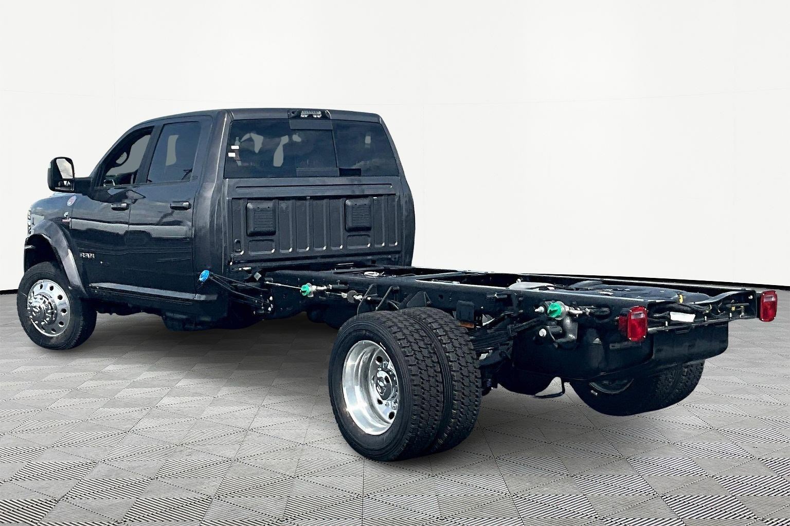 New 2026 RAM 4500 4x4 Crew Cab DRW image 3