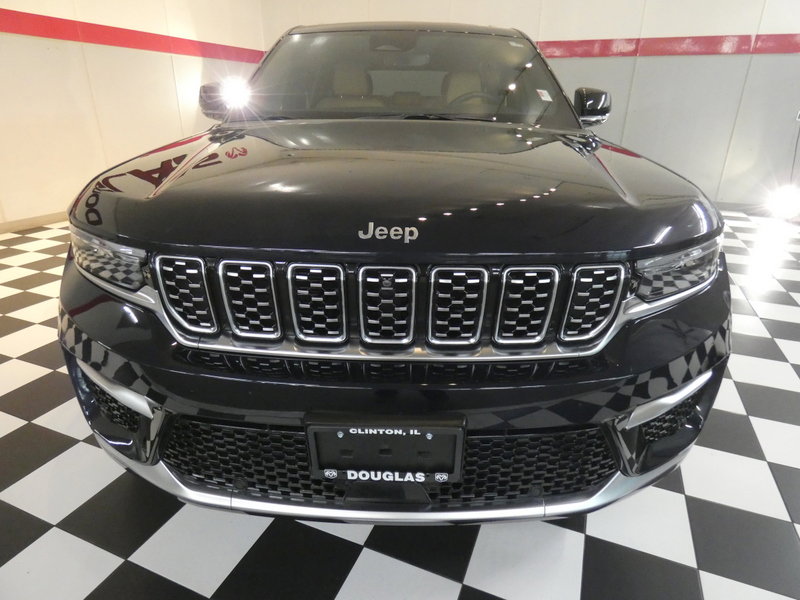Used 2024 Jeep Grand Cherokee Summit w/ Luxury Tech Group V image 2