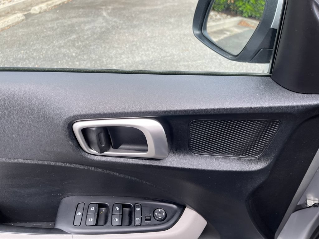 Used 2025 Hyundai Venue SEL FWD image 12