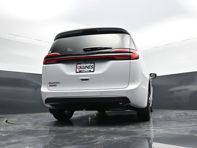New 2026 Chrysler Pacifica Select image 57