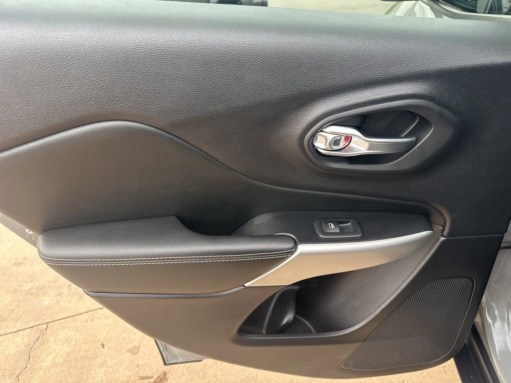 Used 2022 Jeep Cherokee Latitude AWD/4WD image 20