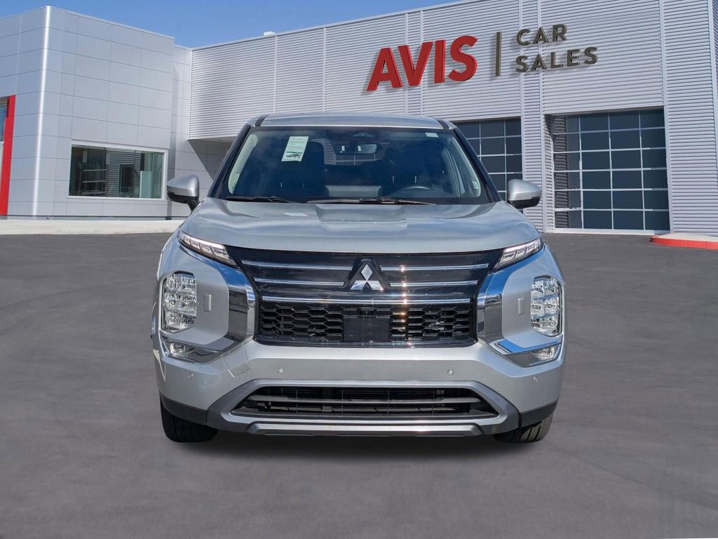 Used 2025 Mitsubishi Outlander SE image 2