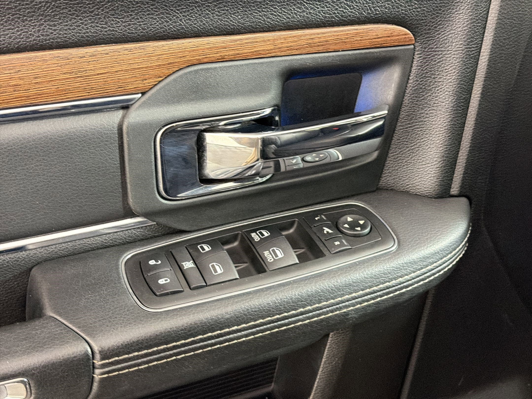 Used 2018 RAM 2500 Laramie w/ Sport Appearance Group AWD/4WD image 12