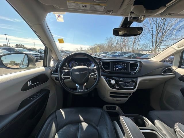 Used 2019 Chrysler Pacifica Touring-L image 16