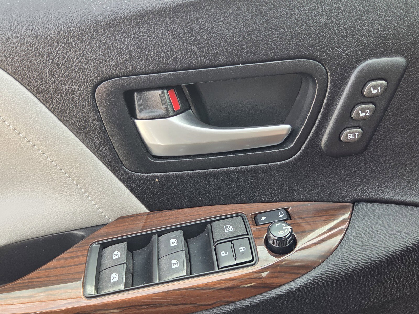 Used 2015 Toyota Sienna Limited image 16