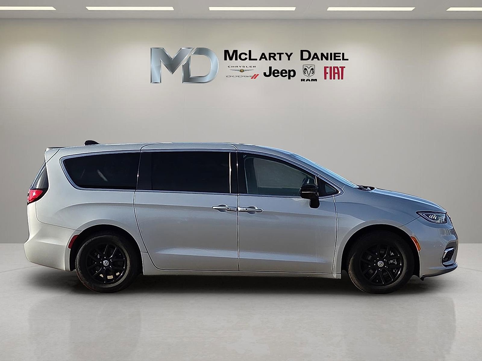 Used 2024 Chrysler Pacifica Touring-L image 6