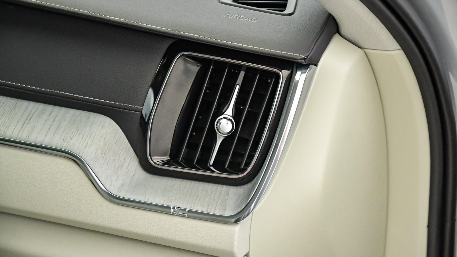 Certified 2025 Volvo XC60 B5 Ultra w/ Protection Package Premier image 17