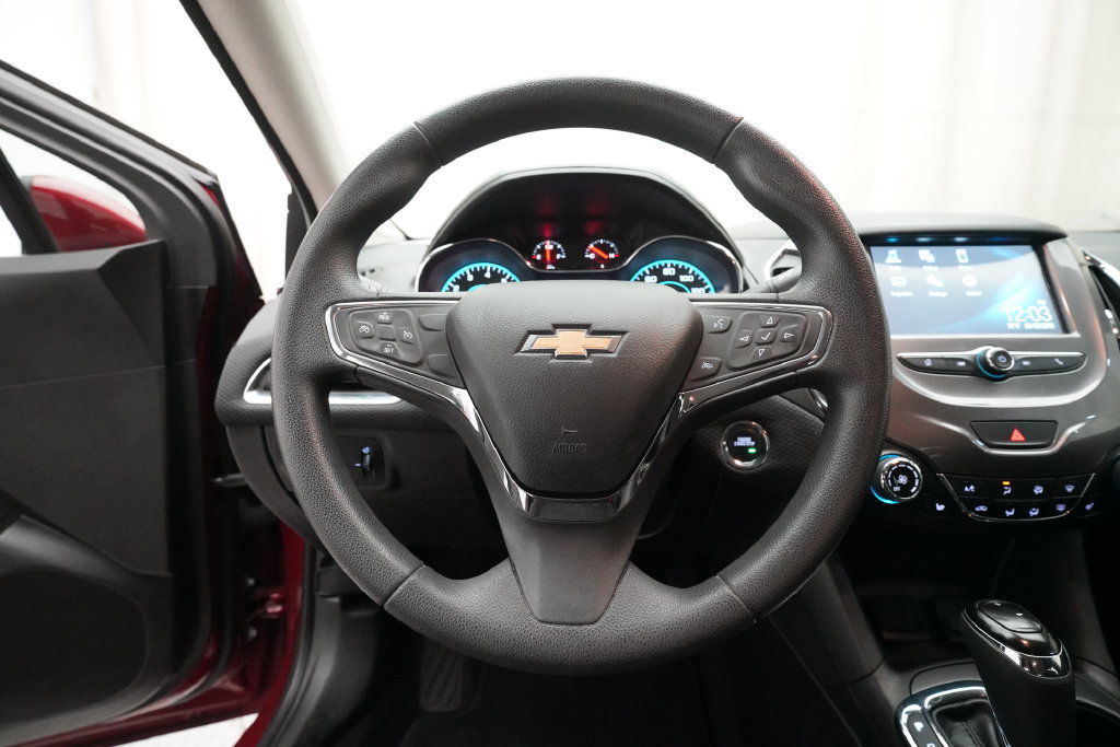 Used 2018 Chevrolet Cruze LT w/ Convenience Package FWD image 4