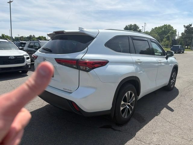 Used 2022 Toyota Highlander XLE AWD/4WD image 8