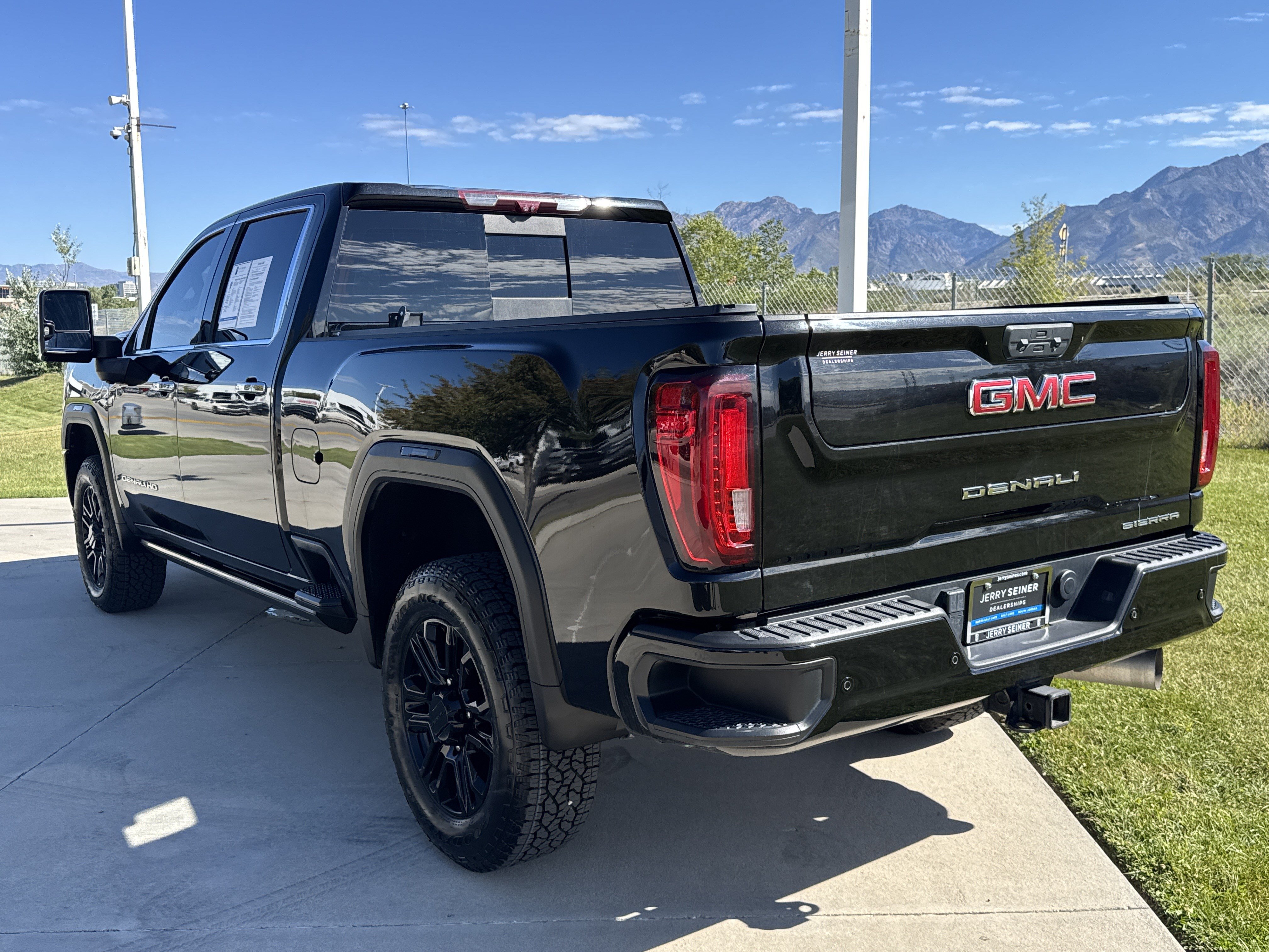 Used 2023 GMC Sierra 3500 Denali w/ Denali Black Diamond Edition AWD/4WD image 3