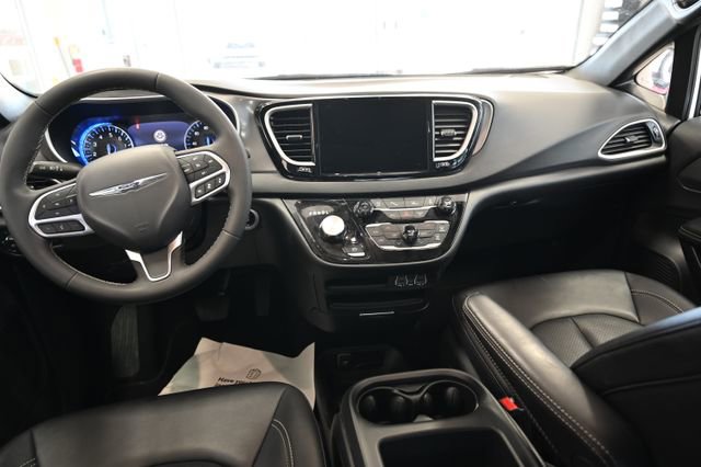Used 2025 Chrysler Pacifica Select FWD image 14