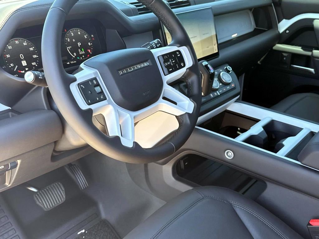 New 2025 Land Rover Defender 130 X-Dynamic SE image 31