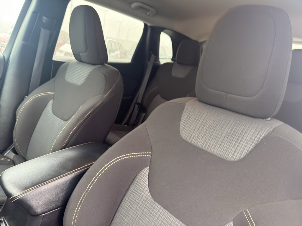 Used 2017 Jeep Cherokee Latitude w/ Comfort/Convenience Group image 28