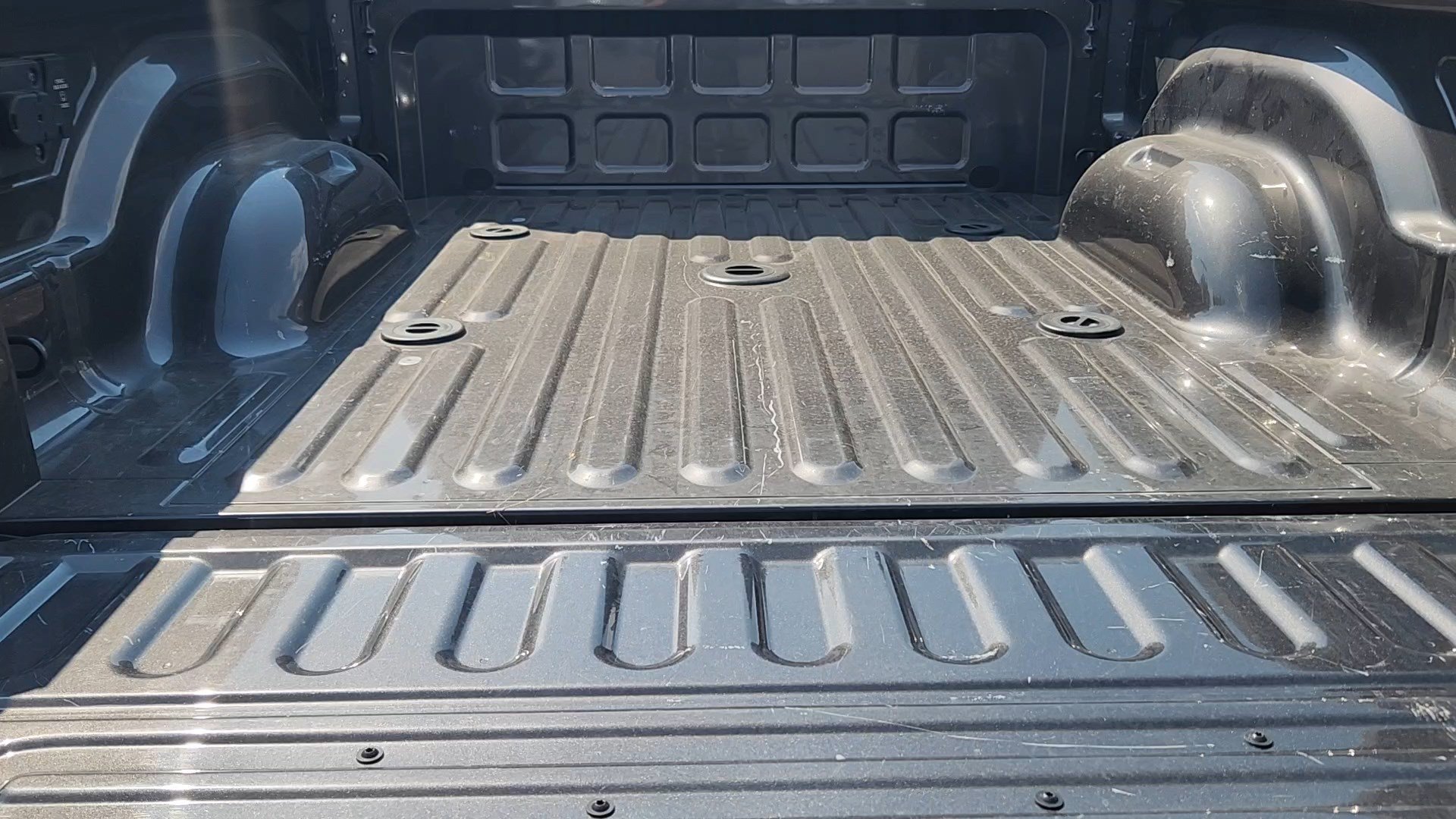 Used 2025 RAM 2500 Laramie AWD/4WD image 40