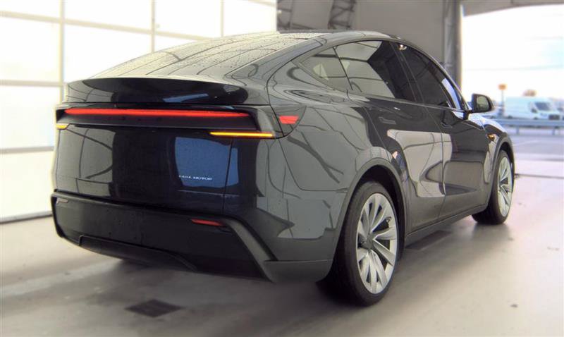 Used 2026 Tesla Model Y AWD image 3
