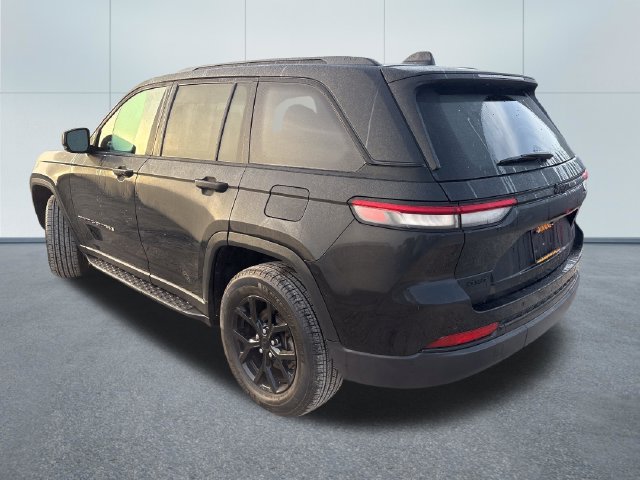 Used 2025 Jeep Grand Cherokee Altitude AWD/4WD image 2
