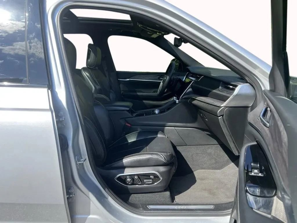 Used 2022 Jeep Grand Cherokee Overland w/ Luxury Tech Group IV image 11