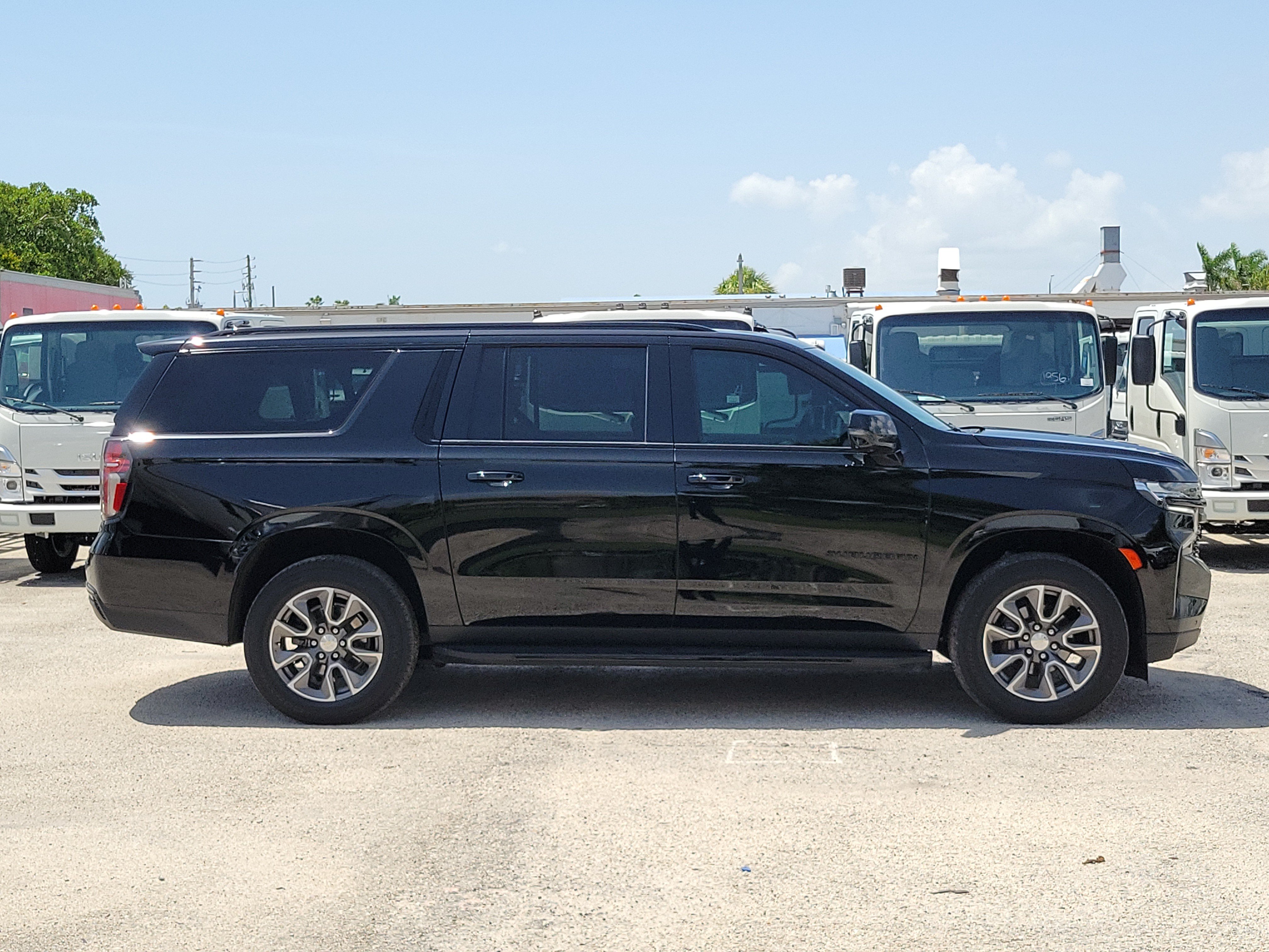 Used 2023 Chevrolet Suburban RST w/ Luxury Package RWD image 2