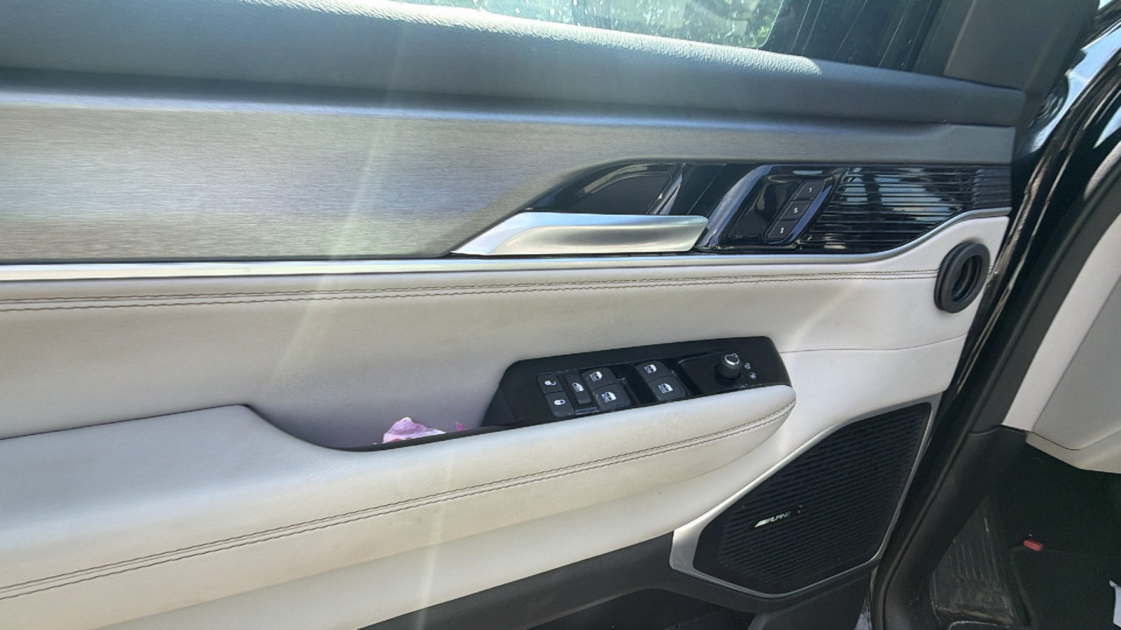 Used 2025 Jeep Wagoneer L 4WD image 15